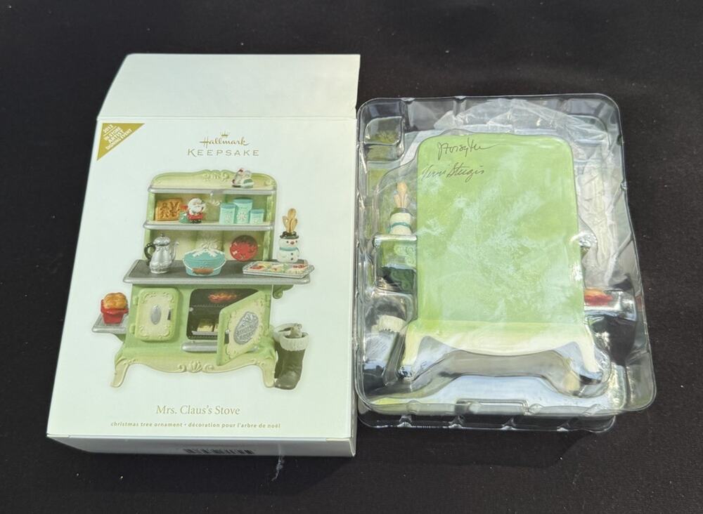 Rare Hallmark Ornament Event Exclusive Mrs. Claus's Stove 2 Signatures MIB! 46D